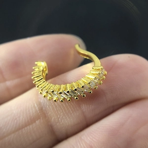 Gold-plated ear cuff with sparkling zircon stones in a non-piercing cartilage design