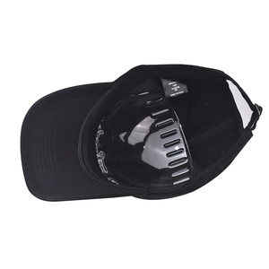 Vue détaillée de l'intérieur d'une casquette de baseball en coton noir avec étiquette.
