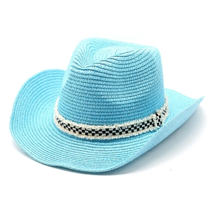 Klassischer hellblauer Stroh-Cowboyhut mit schickem schwarz-weißem Karomuster-Schleifenband