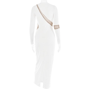 Vue détaillée d'une robe blanche à manches longues avec empiècement en tulle nude