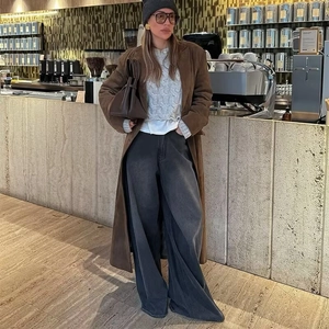 Trench-coat long en daim marron pour femme à double boutonnage et revers large style rétro