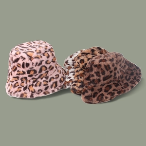 Chapeaux bobs en fausse fourrure à imprimé léopard en rose et marron posés à plat