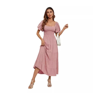 Robe longue rose à col carré avec manches bouffantes et jupe à volants multicouches