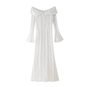 Détail d'une robe en dentelle blanche à épaules dénudées avec manches évasées et nœud