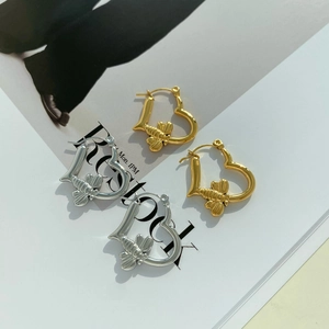 Polished stainless steel heart-shaped hoop earrings with 3D bee charms in gold and silver