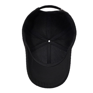 Casquette de baseball noire avec broderie à carreaux, sangle réglable et doublure