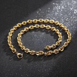 Dettaglio del bracciale a catena in acciaio inossidabile dorato con chiusura a moschettone