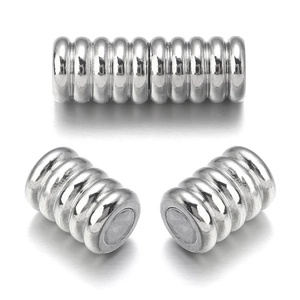 Makro-Detail von silbernen magnetischen Zylinderschraubverschlüssen für DIY-Schmuck