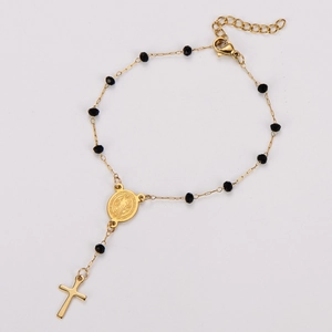 Détail macro du bracelet religieux en acier inoxydable avec perles noires et pendentif croix