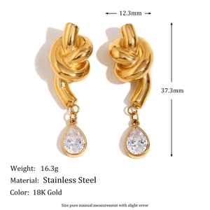 Orecchini a nodo placcati oro 18K con zircone a goccia e dettagli sulle misure