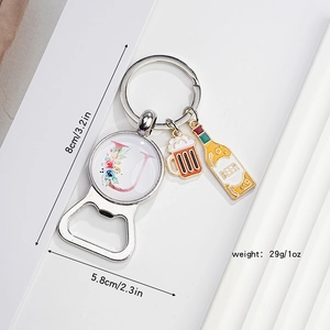 Detail van flesopener-sleutelhanger met bloemletter J en bierfles-bedeltjes