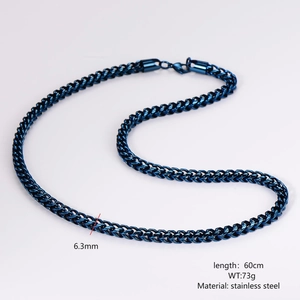Dettaglio della collana a catena intrecciata in acciaio blu 6,3 mm con chiusura a moschettone