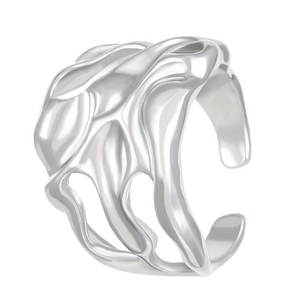 Détail macro d'une bague argentée irrégulière avec texture organique et design ajouré