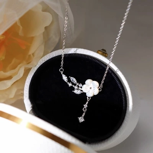 Elegant s925 silver flower necklace with mother of pearl and zircon drop in jewelry box