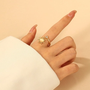 Nahaufnahme eines goldenen Sonnenblumenrings mit Katzenaugenstein und offenem Band