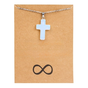 Gros plan du pendentif croix en opale bleue sur une chaîne argentée avec carte