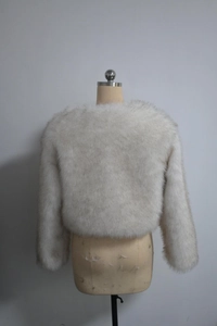 Vue arrière d'une veste en fausse fourrure blanche montrant la texture moelleuse et douce