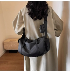 Détail du sac de fitness noir imperméable en nylon avec pochette amovible assortie