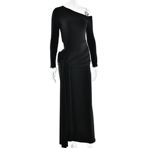 Detailansicht des seitlichen Taillenausschnitts und der Falten am schwarzen Maxi-Abendkleid