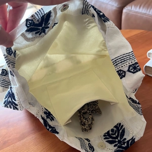 Détail du sac en coton et lin avec broderie, poche intérieure et fermoir magnétique