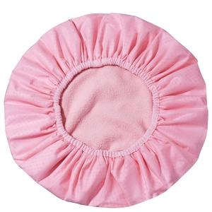 Detail der rosa dreilagigen Duschhaube mit wasserdichter Außenseite und Handtuchfutter