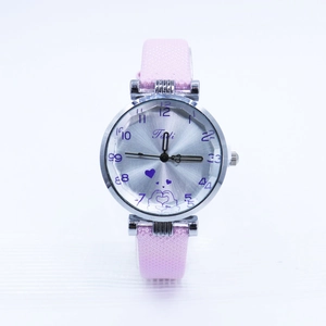 Détail d'une montre à quartz rose avec cadran argenté et illustration de cœur