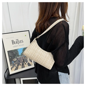 Détail d'un sac à bandoulière en tweed tissé beige au design rétro minimaliste