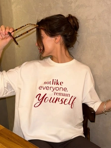 Λευκό βαμβακερό oversize T-shirt με κόκκινο τύπωμα σλόγκαν σε προβολή μοντέλου