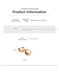 Détail des boucles d'oreilles créoles en résine beige et fer doré, 17,4g et 3,5cm