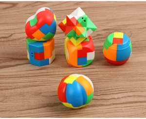 Detailopname van kleurrijke 3D geometrische puzzels in ster- en hartvorm op hout