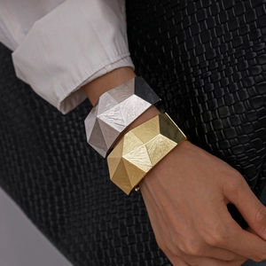 Geometrische facettierte Armreifen in Gold und Silber mit strukturierten Oberflächen