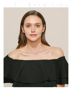 Détail d'un pendentif en zircon brillant sur un fil de collier transparent minimaliste