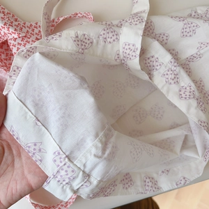 Gros plan détaillé des coutures renforcées et de la texture intérieure du sac en coton