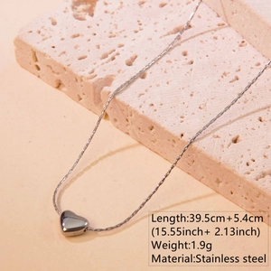 Detail shot of silver heart necklace with size specs: 39.5cm+5.4cm length, 1.9g weight