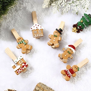 Set de 6 pinces de Noël bonhomme en pain d'épices en résine sur fausse fourrure blanche