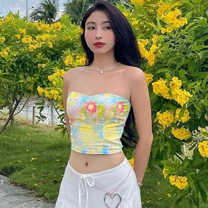 Détail d'un haut court bustier cintré avec imprimé floral estival aux couleurs vives