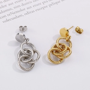 Détails de boucles d'oreilles multi-boucles torsadées en or et argent à texture métallique