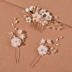 3-teiliges Brauthaarschmuck-Set mit handgefertigten Perlenblumen und Kristallen auf warmem Grund