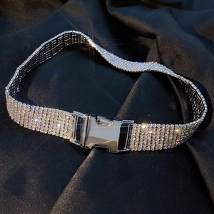 Ceinture de mode argentée avec cinq rangées de strass étincelants sur fond de soie noire