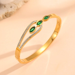 Détail du bracelet ouvert doré avec trois pierres marquises vertes et diamants blancs