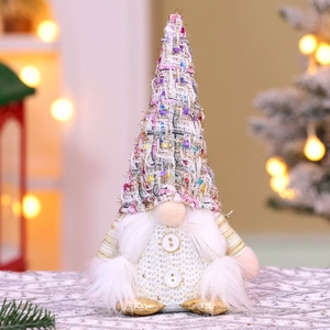 Détail d'un gnome de Noël en tweed rose avec barbe blanche et éclairage festif chaleureux