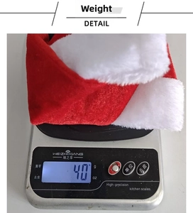 Christmas hat detail view showing a weight of 40g on an electronic scale for quality check