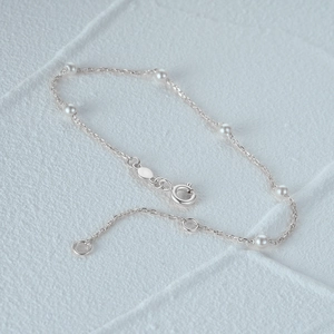 Detalle de pulsera de plata S925 con perlas, cierre de resorte y cadena ajustable
