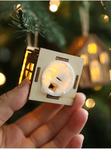 Dettaglio del vano batteria e dell'interruttore sulla casetta di Natale a LED