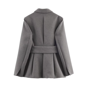 Tailleur gris pour femme avec épaulettes, ceinture à la taille et détails plissés au dos