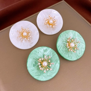 Boucles d'oreilles vintage avec perles et zircon en blanc et vert menthe