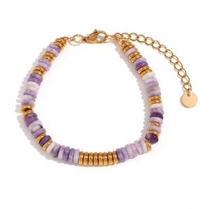 Detail von lila Natursteinperlen und 18K vergoldeten Zwischenperlen auf dem Armband