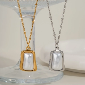 Pendentifs carrés en perles d'or et d'argent sur des chaînes délicates de style français