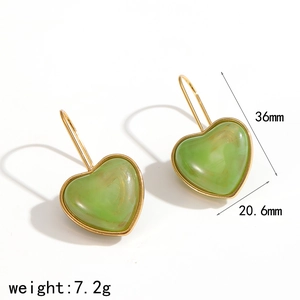 Détail montrant les dimensions des boucles d'oreilles cœur en résine verte avec crochets