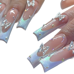 Unghie finte quadrate lunghe con sfumatura iridescente e farfalle in argento